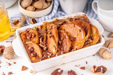 Nefis bir sonbahar tarçınlı fındıklı krep kahvaltısı pişirilmiş ballı güveç. Sonbahar tarifi, Şükran Günü sabahı brunch atıştırması, beyaz masadaki tatlı, içinde yemek malzemeleri olan basit tatlı.