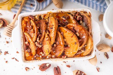 Nefis bir sonbahar tarçınlı fındıklı krep kahvaltısı pişirilmiş ballı güveç. Sonbahar tarifi, Şükran Günü sabahı brunch atıştırması, beyaz masadaki tatlı, içinde yemek malzemeleri olan basit tatlı.