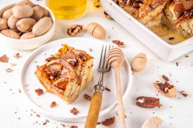 Nefis bir sonbahar tarçınlı fındıklı krep kahvaltısı pişirilmiş ballı güveç. Sonbahar tarifi, Şükran Günü sabahı brunch atıştırması, beyaz masadaki tatlı, içinde yemek malzemeleri olan basit tatlı.