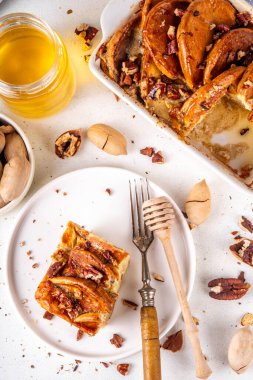 Nefis bir sonbahar tarçınlı fındıklı krep kahvaltısı pişirilmiş ballı güveç. Sonbahar tarifi, Şükran Günü sabahı brunch atıştırması, beyaz masadaki tatlı, içinde yemek malzemeleri olan basit tatlı.