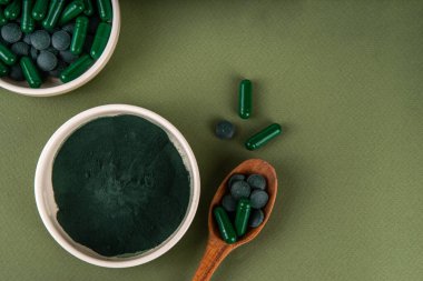 Pudra, kapsül ve içinde spirulina olan haplar ya da eritilmiş su içeceği. Doğal organik süper yiyecek, bitki proteini amino asit kaynağı, farklı formlarda, uzayı kopyala