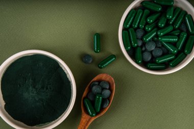 Pudra, kapsül ve içinde spirulina olan haplar ya da eritilmiş su içeceği. Doğal organik süper yiyecek, bitki proteini amino asit kaynağı, farklı formlarda, uzayı kopyala