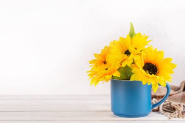 Merhaba sonbahar mevsimi ve tatil geçmişi, bir buket ayçiçeği, ekose ve sonbahar sıcacık şapkası, kopyalama alanı