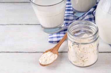 Tereyağlı süt tozu, yağsız yağlı süt, düşük kalorili, kalsiyum, vitamin ve protein zengini, kopyalama alanı