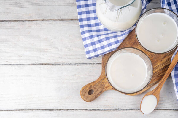 Домашний молочный напиток Buttermilk Drink, Cultured buttermilk with low-calorie, calcium, vitamin and protein rich beverage, copy space