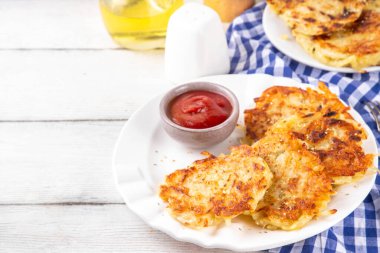 Ev yapımı Hashbrown, Patates gözlemesi, kızarmış kızarmış patates köftesi. Geleneksel Amerikan yemeği, Alman mutfağı. Fikirler rahatlık ister yemek, ister brunch, ister Ekim Festivali, ister Şükran Günü kahvaltısı