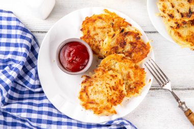 Ev yapımı Hashbrown, Patates gözlemesi, kızarmış kızarmış patates köftesi. Geleneksel Amerikan yemeği, Alman mutfağı. Fikirler rahatlık ister yemek, ister brunch, ister Ekim Festivali, ister Şükran Günü kahvaltısı