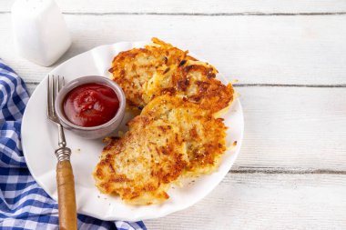Ev yapımı Hashbrown, Patates gözlemesi, kızarmış kızarmış patates köftesi. Geleneksel Amerikan yemeği, Alman mutfağı. Fikirler rahatlık ister yemek, ister brunch, ister Ekim Festivali, ister Şükran Günü kahvaltısı