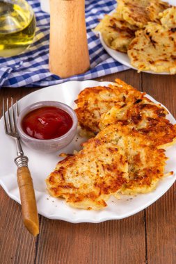 Ev yapımı Hashbrown, Patates gözlemesi, kızarmış kızarmış patates köftesi. Geleneksel Amerikan yemeği, Alman mutfağı. Fikirler rahatlık ister yemek, ister brunch, ister Ekim Festivali, ister Şükran Günü kahvaltısı