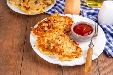 Ev yapımı Hashbrown, Patates gözlemesi, kızarmış kızarmış patates köftesi. Geleneksel Amerikan yemeği, Alman mutfağı. Fikirler rahatlık ister yemek, ister brunch, ister Ekim Festivali, ister Şükran Günü kahvaltısı