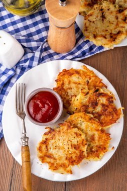 Ev yapımı Hashbrown, Patates gözlemesi, kızarmış kızarmış patates köftesi. Geleneksel Amerikan yemeği, Alman mutfağı. Fikirler rahatlık ister yemek, ister brunch, ister Ekim Festivali, ister Şükran Günü kahvaltısı