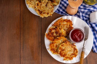 Ev yapımı Hashbrown, Patates gözlemesi, kızarmış kızarmış patates köftesi. Geleneksel Amerikan yemeği, Alman mutfağı. Fikirler rahatlık ister yemek, ister brunch, ister Ekim Festivali, ister Şükran Günü kahvaltısı