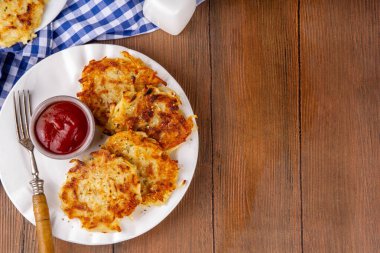 Ev yapımı Hashbrown, Patates gözlemesi, kızarmış kızarmış patates köftesi. Geleneksel Amerikan yemeği, Alman mutfağı. Fikirler rahatlık ister yemek, ister brunch, ister Ekim Festivali, ister Şükran Günü kahvaltısı