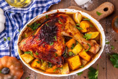 Kavrulmuş fırında tavuk, kabak ve patates güveci, sarımsak ve aromalı otlar. Lezzetli sonbahar konforlu yemekleri, Şükran Günü aile yemeği fikirleri.