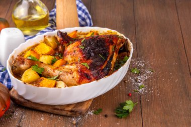 Kavrulmuş fırında tavuk, kabak ve patates güveci, sarımsak ve aromalı otlar. Lezzetli sonbahar konforlu yemekleri, Şükran Günü aile yemeği fikirleri.