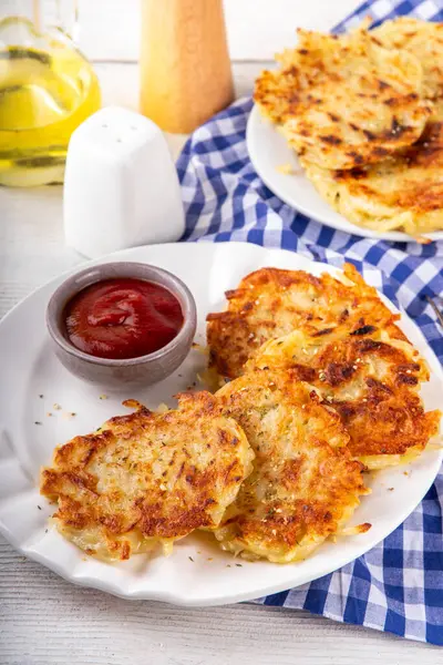 Ev yapımı Hashbrown, Patates gözlemesi, kızarmış kızarmış patates köftesi. Geleneksel Amerikan yemeği, Alman mutfağı. Fikirler rahatlık ister yemek, ister brunch, ister Ekim Festivali, ister Şükran Günü kahvaltısı