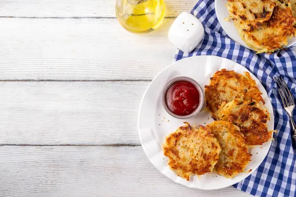 Ev yapımı Hashbrown, Patates gözlemesi, kızarmış kızarmış patates köftesi. Geleneksel Amerikan yemeği, Alman mutfağı. Fikirler rahatlık ister yemek, ister brunch, ister Ekim Festivali, ister Şükran Günü kahvaltısı
