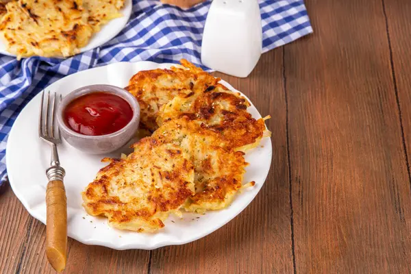 Ev yapımı Hashbrown, Patates gözlemesi, kızarmış kızarmış patates köftesi. Geleneksel Amerikan yemeği, Alman mutfağı. Fikirler rahatlık ister yemek, ister brunch, ister Ekim Festivali, ister Şükran Günü kahvaltısı