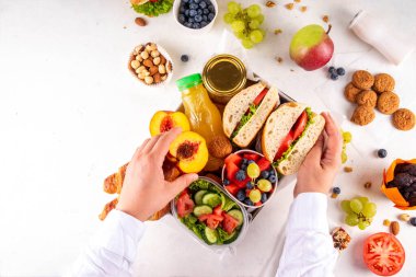 Hazırlık ya da hazır brunch kutusu sandviç, salata, kruvasan, tatlı olarak kurabiye ve meyve suyu, meyve suyu ya da meyve suyu. Kısa bir öğle yemeği molası, zaman tasarrufu, sağlıklı yemek. 