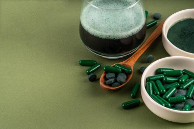 Pudra, kapsül ve içinde spirulina olan haplar ya da eritilmiş su içeceği. Doğal organik süper yiyecek, bitki proteini amino asit kaynağı, farklı formlarda, uzayı kopyala
