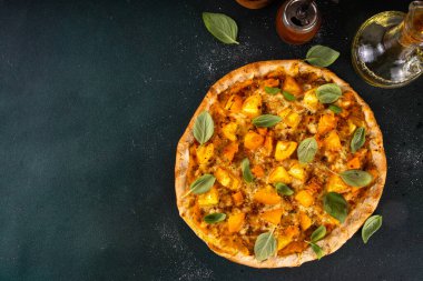 Ev yapımı vejetaryen vejetaryen pizza margarita. Kabak soslu, kabak kabaklı, sarı domatesli. Sonbahar konforlu sıcak yemekler, fotokopi alanı.