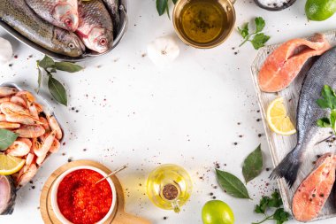 Çeşitli çiğ balıklar ve deniz ürünleri. Taze balık, karides, midye, havyar çeşitleri düzlük, balık satışı ve pazar şablonu, 