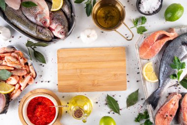 Çeşitli çiğ balıklar ve deniz ürünleri. Taze balık, karides, midye, havyar çeşitleri düzlük, balık satışı ve pazar şablonu, 