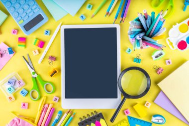 Okulun çeşitli okul gereçleri, öğrenciler ve okul çocukları için eğitim aksesuarları, defterler, kalemler, kalemler, hesap makinesi, kalem kutusu, sırt çantası, kulaklık içeren renkli geçmişine geri dön