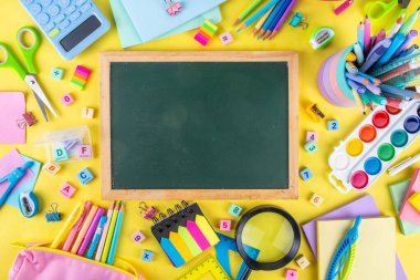 Okulun çeşitli okul gereçleri, öğrenciler ve okul çocukları için eğitim aksesuarları, defterler, kalemler, kalemler, hesap makinesi, kalem kutusu, sırt çantası, kulaklık içeren renkli geçmişine geri dön