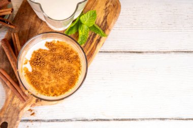 Tarçınlı ballı süt içeceği. Rüya Gece İçeceği, gece vakti sıcak, rahatlatıcı ve lezzetli tarçınlı süt veya ballı ve tarçınsız içecek, kopyalama alanı