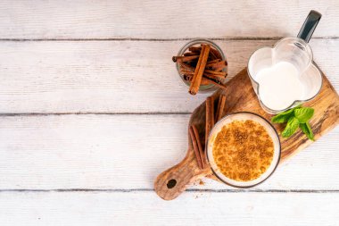 Tarçınlı ballı süt içeceği. Rüya Gece İçeceği, gece vakti sıcak, rahatlatıcı ve lezzetli tarçınlı süt veya ballı ve tarçınsız içecek, kopyalama alanı