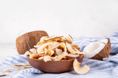 Ev yapımı hindistan cevizi cipsleri, sağlıklı organik hindistan cevizi krakerleri, keto için alternatif atıştırmalıklar, diyet yaşam tarzı, taze hindistan cevizi, kopyalama alanı.