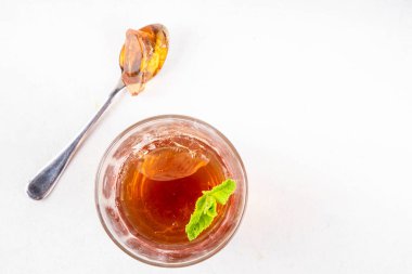 Siyah çay modası Asyalı tatlı, diyet kalorisiz tatlı çay agar veya jöle, porsiyonlu cam, beyaz masa arkaplan fotokopi alanı