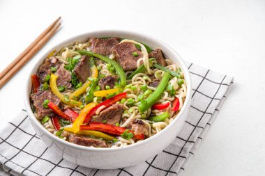 Sığır eti, sebze, soya sosu ve soğanlı Lo Mein Noodles. Basit ev yapımı Asya usulü lo mein pirinç eriştesi, kopyalama alanı