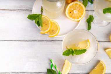 Donmuş Limoncello Şelalesi, ferahlatıcı yaz buzlu kokteyli, İtalyan limonlu ve ekşi limonlu buzlu limoncello likörü, limon ve naneyle süslenmiş.