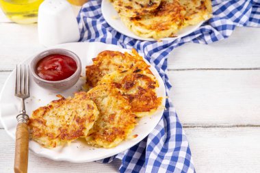 Ev yapımı Hashbrown, Patates gözlemesi, kızarmış kızarmış patates köftesi. Geleneksel Amerikan yemeği, Alman mutfağı. Fikirler rahatlık ister yemek, ister brunch, ister Ekim Festivali, ister Şükran Günü kahvaltısı