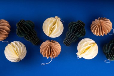 İskandinav tarzı kompozisyon, geleneksel İskandinav kağıt bal peteği süslemeleri, hediye kutuları, altın çelenkler. Modern moda eko Noel dekoru