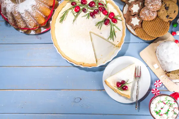 Ev yapımı Noel pastaları, pudra şekeri, kızılcık ve biberiyeli tatlı cheesecake turtası. Noel ve Yeni Yıl şenlikli pişirme geçmişi