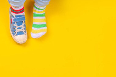 Çorap Günü, Çorap Günü. Zorbalık Karşıtı Hafta, Down Sendromu Bilinci. Yüksek renkli arkaplan fotokopisinde farklı uyumlu çoraplar giyen çocuk bacakları