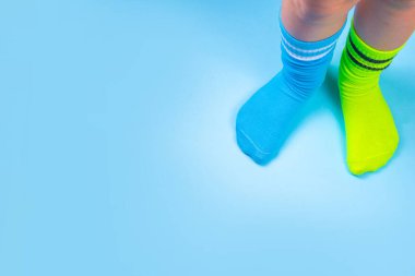 Çorap Günü, Çorap Günü. Zorbalık Karşıtı Hafta, Down Sendromu Bilinci. Yüksek renkli arkaplan fotokopisinde farklı uyumlu çoraplar giyen çocuk bacakları