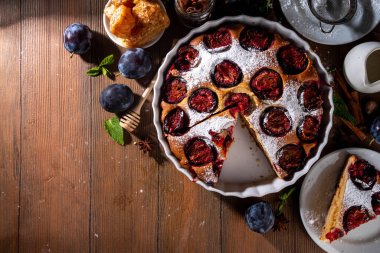 Sonbahar New York erik turtası, lezzetli tarçın baharatlı erik turtası rustik sıcacık ahşap arka planda turta, kopyalama alanı