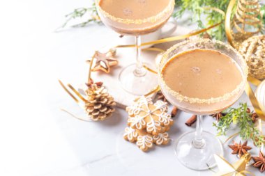 Noel zencefilli martini kokteyli, zencefilli kurabiye şurubuyla baharatlı kış alkollü kokteyli, yılbaşı Xmas süslü arka plan. 