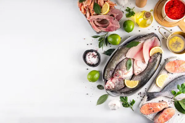 Çeşitli çiğ balıklar ve deniz ürünleri. Taze balık, karides, midye, havyar çeşitleri düzlük, balık satışı ve pazar şablonu, 