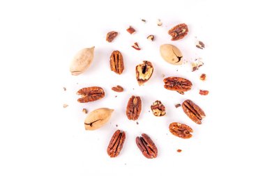 Cevizler, soyulmuş ve kabuğu soyulmuş, bütün ve parçalanmış. Şekerli karamelli ve çiğ cevizli, sonbahar hasadı, lezzetli atıştırmalıklar, pişirme malzemeleri, turtalar, kurabiyeler.