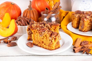 Karamelli, akçaağaç şuruplu, ballı, ayçiçeği tohumlu, fındıklı ve ahşap kaplama malzemeli sonbahar tatlısı kabaklı kek.