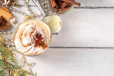 Burbon Eggnog Affogato Kokteyli Eggnog tatlandırıcı Dondurma, Krem şanti ve geleneksel Noel baharatları, kopyalama alanı