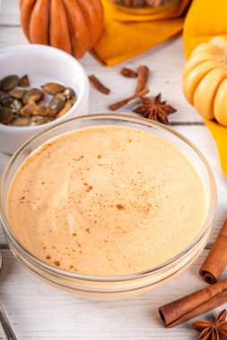  Balkabağı Baharatlı Yunan yoğurdu, baharat, tarçın, sağlıklı sonbahar atıştırması geleneksel sonbahar tadı, protein ve kalsiyum kaynağı.