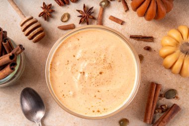  Balkabağı Baharatlı Yunan yoğurdu, baharat, tarçın, sağlıklı sonbahar atıştırması geleneksel sonbahar tadı, protein ve kalsiyum kaynağı.