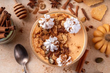 Balkabağı turtası Yunan Yoğurtlu kahvaltı kasesi kabak püresi ve tohumlu fındık ezmesi, fındıklı kraker, krema ve tarçınlı, lezzetli sonbahar atıştırmalığı veya kahvaltı tarifi