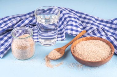 Tüm Psyllium kabuğu kaşık, kase ve kavanozda, bir bardak su ile, haplara ya da kilo vermek için yapılan iğnelere doğal alternatif. Ek lif kaynağı, yardımcı, sağlıklı beslenmek için beslenme desteği